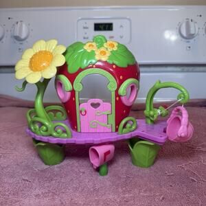 Strawberry Shortcake Berry Sweet House Playset Preowned Hasbro 2008 As Is